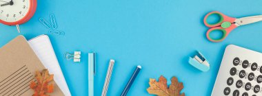 Yaratıcı düz üst görünümüne geri okul kavramı kopya alanı ile parlak turkuaz kağıt tablo çerçeve arka plan, metin veya tasarım şablonu erzak renk okul ve office ile yatıyordu. Uzun geniş afiş