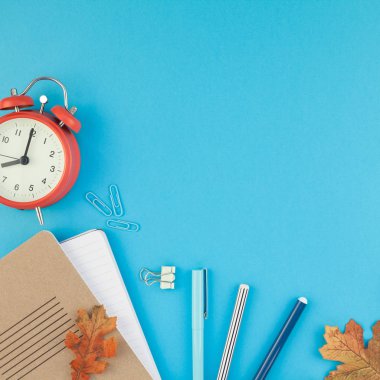 Kare yaratıcı düz parlak turkuaz kağıt tablo çerçeve arka plan kopya alanı, metin veya tasarım şablonu ile çalar saat renk okul ve ofis malzemeleri ile en iyi görünümüne geri okul kavramı yatıyordu