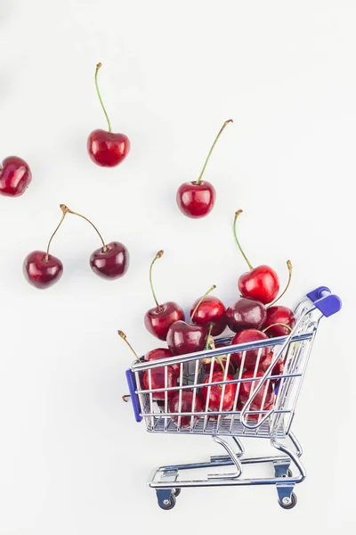 Creatieve Beeld Van Rijpe Kersen Een Winkelwagentje Met Kopie Ruimte — Stockfoto