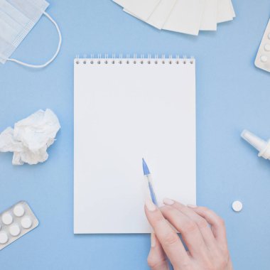 Mevsimlik bahar Anti peçete, hap, yüz maskesi, yaratıcı düz yatıyordu kavramı damla bir şişe ve bir el ile kare kopya alan arka plan en az stil, şablon metin için