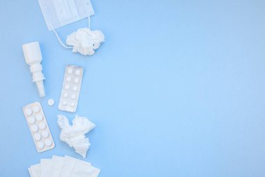 Mevsimlik bahar Anti peçeteler ile yaratıcı düz yatıyordu kavramı hap, yüz maskesi ve damla bir şişe kopya alan arka plan en az tarzı ile metin için şablon