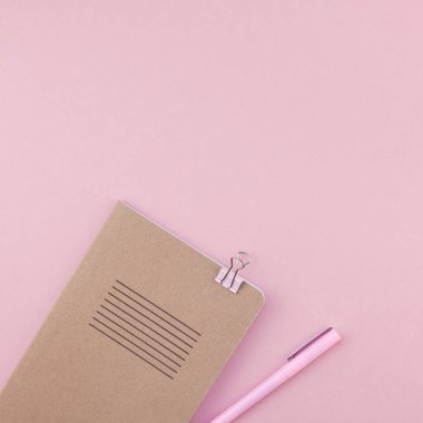Üstten görünüm düz tasarım ofis malzemeleri kopya alanı bir bin yıllık pembe renkli kağıt arka plan en az stili ile tarz kadın çalışma masası yatıyordu. Kadınsı blog sosyal medya için kare şablon