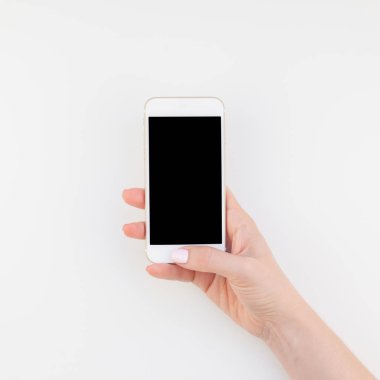 Kadın el ile kopya alanı minimalizm tarzı ile beyaz arka plan üzerinde izole smartphone tutan pastel manikür Lehçe. Kare şablon kadınsı blog sosyal teknolojik medya için sahte