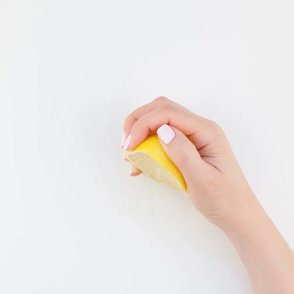 Mano Mujer Con Pulido Manicura Pastel Con Medio Limón Aislado —  Fotos de Stock