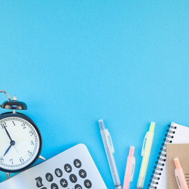 Kare yaratıcı düz parlak turkuaz kağıt tablo çerçeve arka plan kopya alanı, metin veya tasarım şablonu ile çalar saat renk okul ve ofis malzemeleri ile en iyi görünümüne geri okul kavramı yatıyordu