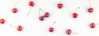 Minimal tarzda beyaz arka plan üzerinde izole kopya alanı ile taze olgun kiraz desen düzeninin uzun geniş afiş. Yaz eğlenceli ve sağlıklı beslenme kavramı. Metin veya gıda tasarımınız için şablon