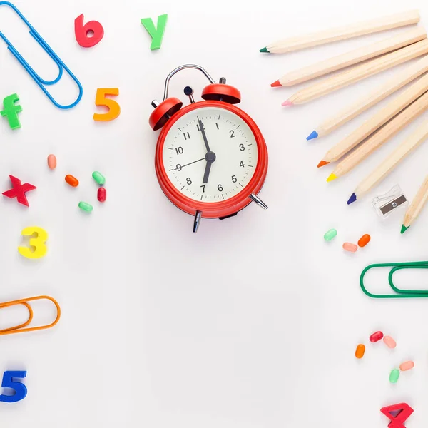 Fyrkantig Platt Lägga Tillbaka Till Skolan Konceptet Med Väckarklocka Färg — Stockfoto