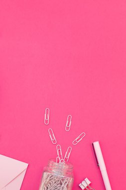 Üstten görünüm düz yaratıcı tasarım ofis malzemeleri kopya alanı bir parlak pembe renk Kağıt arka plan en az stili ile tarz çalışma masası yatıyordu. Kadınsı blog sosyal medya için şablon