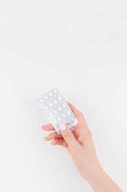 Kadın el ile kopya alanı ile beyaz arka plan üzerinde izole blister hapları holding pastel manikür Lehçe. Kadınsı güzellik blog sosyal medya için şablon. Kadın sağlık kavramı