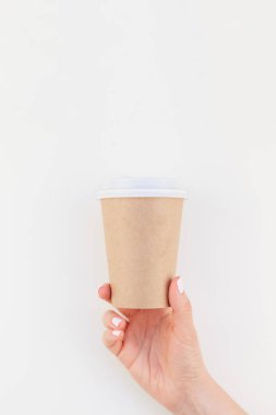 Kadın el holding Craft görüntü kadar yaratıcı sahte minimalizm tarzı beyaz arka plan üzerinde izole kopya alanı ile kahve fincanı kağıt. Kadınsı blog, sosyal medya için şablon