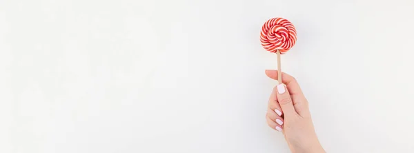 Kvinna Hand Pastell Manikyr Polska Anläggning Ljusa Röda Virvlande Lollipop — Stockfoto