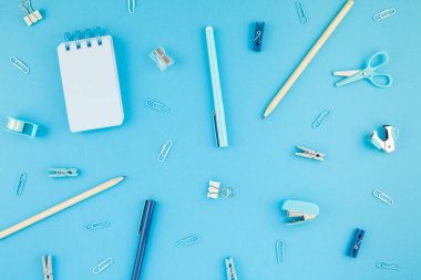 Üstten görünüm düz tasarım okul ve ofis malzemeleri kopya alanı turkuaz mavi renk Kağıt arka plan en az stili ile tarz çalışma masası yatıyordu. Kadınsı blog sosyal medya için şablon