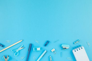 Üstten görünüm düz tasarım okul ve ofis malzemeleri kopya alanı turkuaz mavi renk Kağıt arka plan en az stili ile tarz çalışma masası yatıyordu. Kadınsı blog sosyal medya için şablon