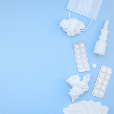 Mevsimlik bahar Anti peçeteler ile yaratıcı düz yatıyordu kavramı hap, yüz maskesi ve damla bir şişe kopya alanı kare arka plan en az tarzı ile metin için şablon