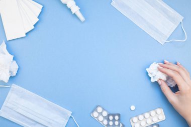 Mevsimlik bahar Anti peçete, hap, yüz maskesi, yaratıcı düz yatıyordu kavramı damla bir şişe ve bir el ile kopya alan arka plan en az stil, şablon metin için