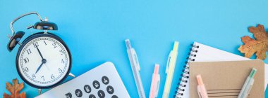 Yaratıcı düz üst görünümüne geri okul kavramı kopya alanı ile parlak turkuaz kağıt tablo çerçeve arka plan, metin veya tasarım şablonu erzak renk okul ve office ile yatıyordu. Uzun geniş afiş