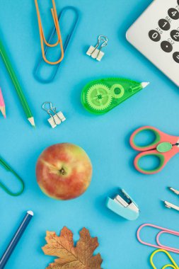 Yaratıcı düz yatıyordu üstten görünüm geri okul kavramı çalar saat, renk okul ve ofis malzemeleri parlak turkuaz kağıt tablo çerçeve arka plan kopya alanı, metin veya tasarım şablonu ile