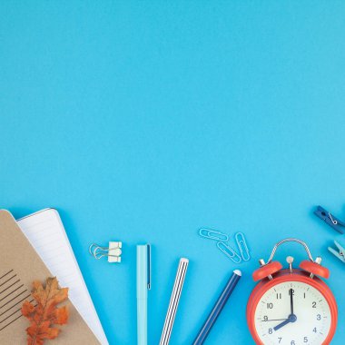 Kare yaratıcı düz parlak turkuaz kağıt tablo çerçeve arka plan kopya alanı, metin veya tasarım şablonu ile çalar saat renk okul ve ofis malzemeleri ile en iyi görünümüne geri okul kavramı yatıyordu