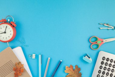 Yaratıcı düz yatıyordu üstten görünüm geri okul kavramı çalar saat, renk okul ve ofis malzemeleri parlak turkuaz kağıt tablo çerçeve arka plan kopya alanı, metin veya tasarım şablonu ile