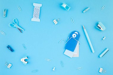 Üstten görünüm düz tatil handcrafting çalışma alanı Resepsiyon özgü tasarım dekor ofis malzemeleri kopya alanı turkuaz mavi renkli kağıt arka planla Etiketler yatıyordu. Kadınsı blog sosyal medya için şablon