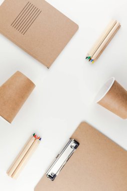 Çalışma masası tarz düz lay kahverengi tasarım ofisi geri dönüşümlü yaratıcı en iyi görünümü sağlar ve kahve fincanı ile alan beyaz masa arka plan en az Eko Stil kopyalayın. Çevre koruma kavramı