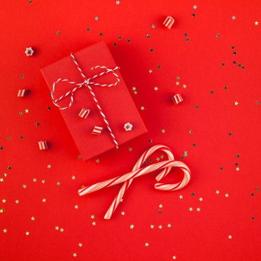 Yeni yıl veya Noel hediyeleri sarılı şerit düz üstten görünüm Xmas tatil 2019 kutlama el yapımı hediye kutu kırmızı kağıt altın sparkles arka plan yattı. Kare kalıp mockup tebrik kartı metin çizmek