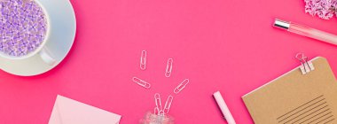 Yaratıcı en iyi görünüm düz kopya alanı bir parlak pembe renk kağıt uzun geniş afiş tasarım ofis malzemeleri tarz çalışma masası ve çay yatırın. Kadınsı blog sosyal medya için şablon