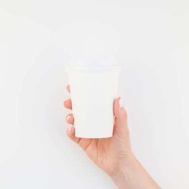 Kare sahte görüntü minimalizm tarzı beyaz arka plan üzerinde izole kopya alanı ile kağıt kahve Kupası tutan kadın el kadar. Kadınsı blog, sosyal medya için şablon