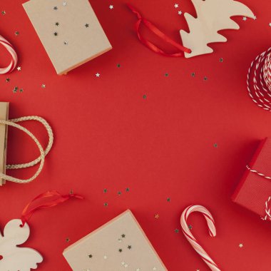 Yeni yıl Noel hediyeleri şerit düz üstten görünüm Xmas tatil 2019 kutlama el yapımı Hediyelik kutu kırmızı kağıt altın lay arka plan boşaltmak parıldıyor. Kare kalıp mockup tebrik kartı metin çizmek