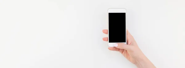 女子手与粉彩指甲抛光持有智能手机在白色背景与复制空间的简约风格 长宽横幅模拟女性博客社会技术媒体 — 图库照片