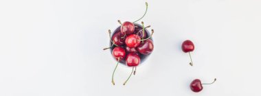 Uzun geniş afiş minimal tarzda beyaz arka plan üzerinde izole kopya alanı bir kase taze olgun kiraz. Yaz eğlenceli ve sağlıklı beslenme kavramı. Metin veya gıda tasarımınız için şablon