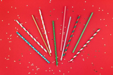 Yeni yıl veya Noel desenli düz üstten görünüm Xmas tatil 2019 kutlama kokteyl kırmızı payet kağıt altın sparkles arka plan içme yatıyordu. Metninizi tasarım şablonu için tebrik kartı