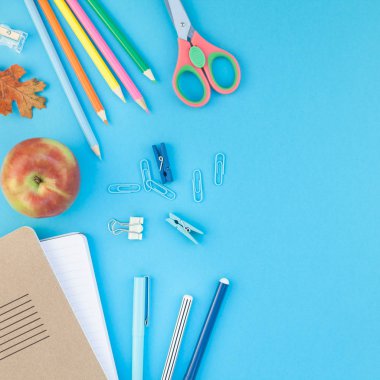 Kare yaratıcı düz üst görünümüne geri okul kavramı yatıyordu renk okul ve ofis malzemeleri kopya alanı ile parlak turkuaz kağıt tablo çerçeve arka plan, metin veya tasarım şablonu