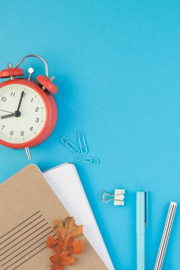 Yaratıcı düz yatıyordu üstten görünüm geri okul kavramı çalar saat, renk okul ve ofis malzemeleri parlak turkuaz kağıt tablo çerçeve arka plan kopya alanı, metin veya tasarım şablonu ile