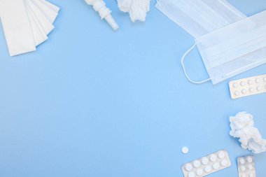 Mevsimlik bahar Anti peçeteler ile yaratıcı düz yatıyordu kavramı hap, yüz maskesi ve damla bir şişe kopya alan arka plan en az tarzı ile metin için şablon