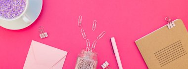 Yaratıcı en iyi görünüm düz kopya alanı bir parlak pembe renk kağıt uzun geniş afiş tasarım ofis malzemeleri tarz çalışma masası ve çay yatırın. Kadınsı blog sosyal medya için şablon
