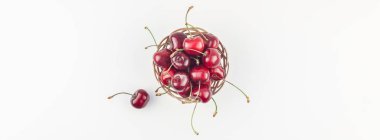 Kopya alanı ile küçük bir sepet içinde taze olgun kiraz uzun geniş afiş beyaz arka plan en az stili izole. Yaz eğlenceli ve sağlıklı beslenme kavramı. Metin veya gıda tasarımınız için şablon