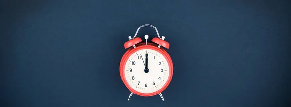 Imagem Conceitual Despertador Vintage Vermelho Com Doze Horas Fundo Papel — Fotografia de Stock