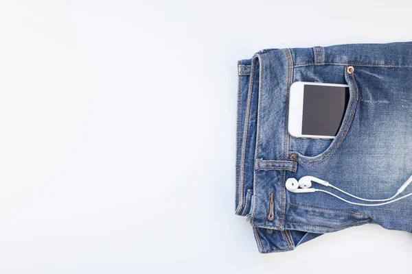 Plochou Ležela Modré Džíny Smartphone Sluchátka Izolovaných Bílém Pozadí Kopie — Stock fotografie