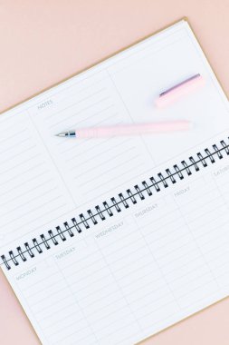 Üstten görünüm düz tasarım ofis malzemeleri kopya alanı bin yıllık pembe renkli kağıt arka plan en az stili ile tarz çalışma masası yatıyordu. Kadınsı blog sosyal medya için şablon