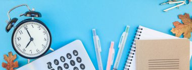 Yaratıcı düz üst görünümüne geri okul kavramı kopya alanı ile parlak turkuaz kağıt tablo çerçeve arka plan, metin veya tasarım şablonu erzak renk okul ve office ile yatıyordu. Uzun geniş afiş