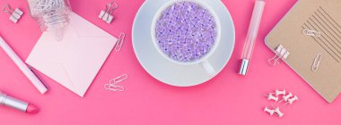 Yaratıcı en iyi görünüm düz kopya alanı bir parlak pembe renk kağıt uzun geniş afiş tasarım ofis malzemeleri tarz çalışma masası ve çay yatırın. Kadınsı blog sosyal medya için şablon