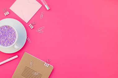 Yaratıcı en iyi görünüm düz parlak pembe renk Kağıt arka plan en az stili üzerinde kopya alanı tasarım ofis malzemeleri tarz çalışma masası ve çay yatırın. Kadınsı blog sosyal medya için şablon