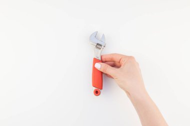 Kadın el minimalizm tarzı beyaz arka plan üzerinde izole kopya alanı ile somun anahtarı tutan pastel manikür Lehçe ile yaratıcı görüntü. Onarım veya iyileştirme feminizm kavramı