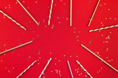 Yeni yıl veya Noel desenli düz üstten görünüm Xmas tatil 2019 kutlama kokteyl kırmızı payet kağıt altın sparkles arka plan içme yatıyordu. Metninizi tasarım şablonu için tebrik kartı