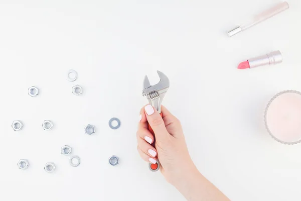 Imagem Criativa Mão Mulher Com Manicure Pastel Polonês Segurando Chave — Fotografia de Stock