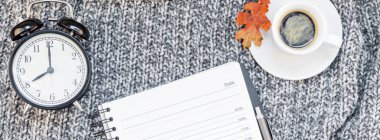 Yaratıcı sonbahar düz yatıyordu ek yükü üstten görünüm şık ev çalışma alanıyla planlayıcısı Organizatör kahve Kupası rahat gri örgü ekose uzun geniş afiş kopya alanı. Sonbahar sezonu şablon kadınsı blog sosyal medya