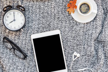 Yaratıcı sonbahar düz ek yükü üstten görünüm şık ev çalışma alanı tablet dizüstü kahve fincanı sıcak gri örgü ekose arka plan kopya alanı ile yatıyordu. Sonbahar sezonu şablon kadınsı blog sosyal medya için