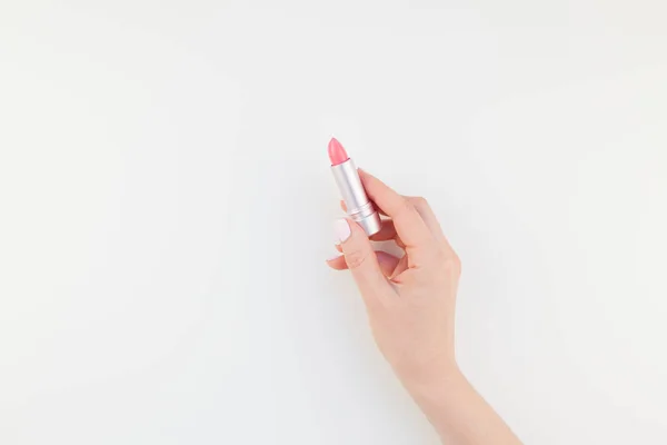 Mão Mulher Com Manicure Pastel Polonês Segurando Batom Rosa Isolado — Fotografia de Stock