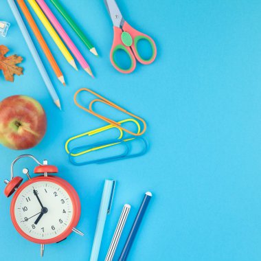 Kare yaratıcı düz parlak turkuaz kağıt tablo çerçeve arka plan kopya alanı, metin veya tasarım şablonu ile çalar saat renk okul ve ofis malzemeleri ile en iyi görünümüne geri okul kavramı yatıyordu